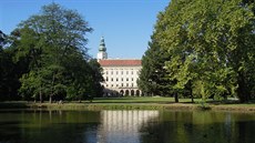 Podzámecká zahrada v Kroměříži. V pozadí je Arcibiskupský zámek. Podzámecká zahrada v Kroměříži. V pozadí je Arcibiskupský zámek.