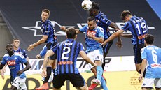 Duvan Zapata (uprostřed nahoře) z Bermama hlavičkuje v utkání s Neapolí. Duvan Zapata (uprostřed nahoře) z Bermama hlavičkuje v utkání s Neapolí.