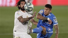 Mathias Olivera (vpravo) z Getafe v souboji s Iscem z Realu Madrid. Mathias Olivera (vpravo) z Getafe v souboji s Iscem z Realu Madrid.
