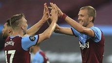 Tomáš Souček (vpravo) z West Hamu slaví svůj gól se spoluhráčem Jarrodem... Tomáš Souček (vpravo) z West Hamu slaví svůj gól se spoluhráčem Jarrodem...