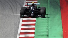 Valtteri Bottas z Mercedesu bhem kvalifikace na Velkou cenu Rakouska.