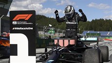Valtteri Bottas z Mercedesu oslavuje svůj triumf v Velké ceně Rakouska formule... Valtteri Bottas z Mercedesu oslavuje svůj triumf v Velké ceně Rakouska formule...