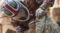 Otevřete, prosím. Broušení detailů připomíná návštěvu zubaře. Otevřete, prosím. Broušení detailů připomíná návštěvu zubaře.