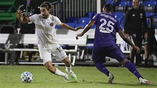 Rodolfo Pizarro z Miami (vlevo) u míče, napadá ho Antonio Carlos z Orlanda. Rodolfo Pizarro z Miami (vlevo) u míče, napadá ho Antonio Carlos z Orlanda.