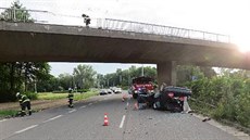 Auto se zřítilo z mostu v hradeckých Malšovicích (5. 7. 2020). Auto se zřítilo z mostu v hradeckých Malšovicích (5. 7. 2020).