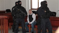 Krajský soud v Plzni poslal na 16 let do vězení kosovského Albánce Alberta... Krajský soud v Plzni poslal na 16 let do vězení kosovského Albánce Alberta...