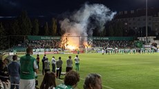 Děkovačka fotbalistů Bohemians s fanoušky. Děkovačka fotbalistů Bohemians s fanoušky.