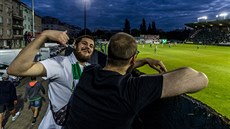 Příznivci Bohemians sledují oblíbený fotbalový tým přes zídku naproti hlavní... Příznivci Bohemians sledují oblíbený fotbalový tým přes zídku naproti hlavní...