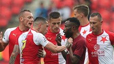 HVĚZDY VE PŘI. Slávistický záložník Nico Stanciu si něco ostře vyřizuje se... HVĚZDY VE PŘI. Slávistický záložník Nico Stanciu si něco ostře vyřizuje se...