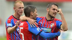 Ale ermák (druhý zleva) z Plzn se s Milanem Havlem raduje z prvního gólu do...
