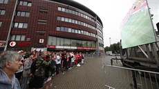 Fandové Slavie sledují derby se Spartou na velkoplošné obrazovce před stadionem. Fandové Slavie sledují derby se Spartou na velkoplošné obrazovce před stadionem.