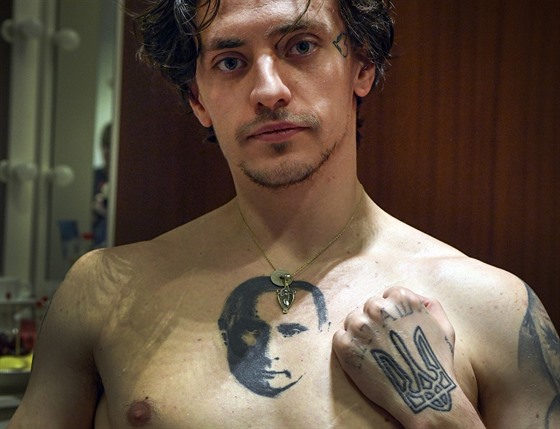 Sergej Polunin jet s vytetovanou hlavou ruského prezidenta na hrudi.