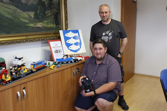 Otec Tomá a syn Ondej Balánovi chystají v Ai výstavu z lego kostiek....