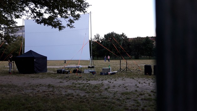 Dnes večer se na Sídlišti Solidarita na hřišti školy v ulici Brigádníků koná letní kino.
