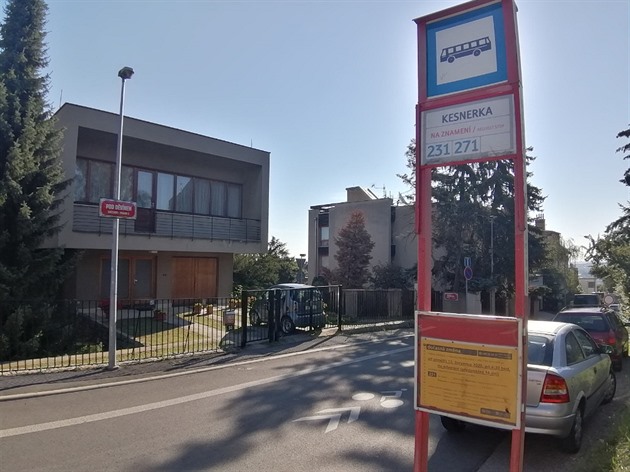 Z důvodu havárie plynu v ulici Pod Děvínem je od Na Knížecí vedena linka 231 alespoň na Dívčí hrady poté odklonem přes zast. Radlická. Ještě nedávno byla linka odkloněna pro jinou havárii. Tam kam nemůže běžný 12 metrový autobus začal jezdit na lince X231