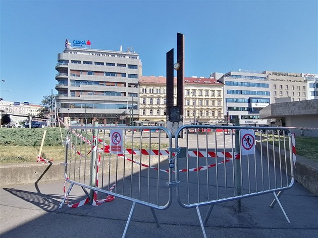 Náměstí Na Florenci se hodinami ukazující světový čas je pro havarijní stav uzavřené. Důvodem je bezpečnost lidí. Hodiny se totiž začínají rozpadat.