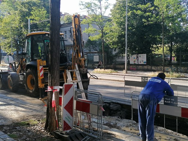 Z dvodu havárie vodovodu v prostoru zastávky Vinohradská vodárna je pouze ve smru do centra peruen tramvajový provoz na úseku Flora - Námstí Míru - I.P. Pavlova linky 10 a 16 jsou vedeny odklonem pes Vinohradskou tídu, zast. Orionka - umavská - Vi