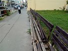 Rozpadlé lavičky ve Vinohradské Rozpadlé lavičky ve Vinohradské