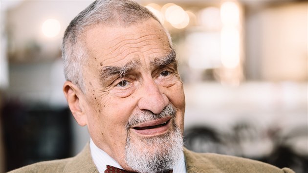 Exministr zahraničí a čestný předseda TOP 09 Karel Schwarzenberg při rozhovoru... Exministr zahraničí a čestný předseda TOP 09 Karel Schwarzenberg při rozhovoru...