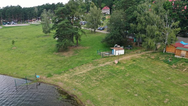 Plot zmizel. Na snímku je vidět, jak člověk dává plot pryč. Plot zmizel. Na snímku je vidět, jak člověk dává plot pryč.