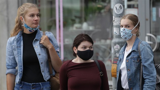 Lidé opět museli začít nosit roušky. (17.7.2020) Lidé opět museli začít nosit roušky. (17.7.2020)