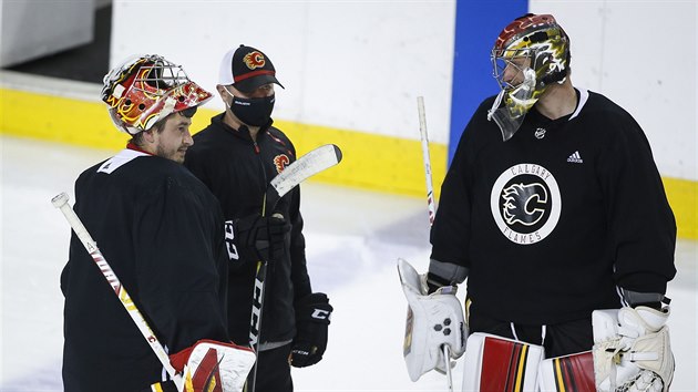 Gólmani David Rittich (vlevo) a Jon Gillies z Calgary naslouchají radám... Gólmani David Rittich (vlevo) a Jon Gillies z Calgary naslouchají radám...