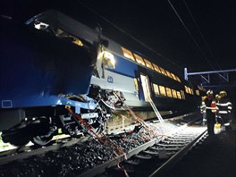 Záchranáři zasahují u osobního vlaku, který se u Českého Brodu na hlavní trati...