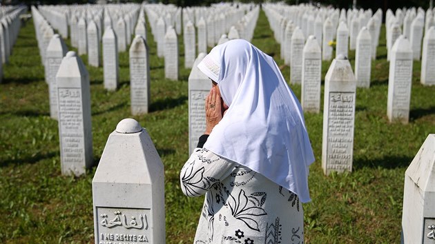 ena sen a hromadnm hbitov modl za obti masakru ve Srebrenici  (11. ervence 2020)