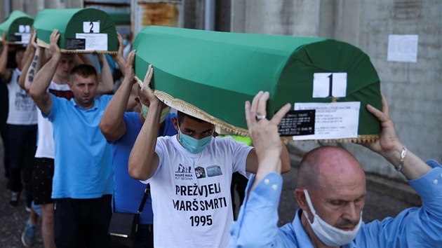 Poheb nov identifikovanch obt masakru ve Srebrenici (10. ervence 2020)