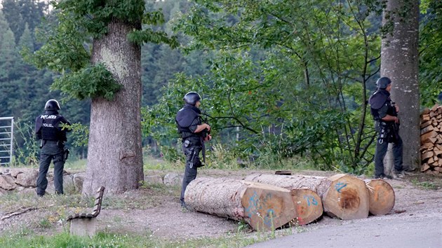 Nmeck policie ptr po mui, kter sebral sluebn zbran policejn hldce a utekl do lesa. (13. ervence 2020)