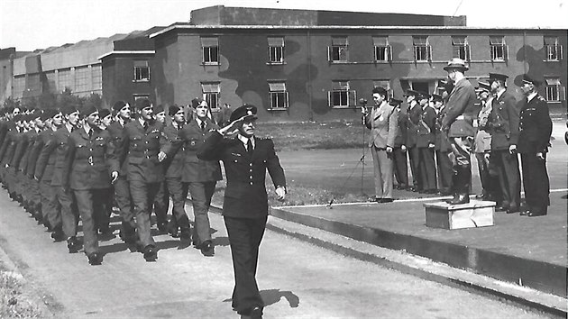 Slavnostn pehldka pslunk 311. perut pi nvtv prezidenta Edvarda Benee v Honingtonu 8. srpna 1940.