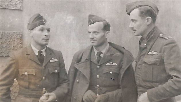 eskoslovent letci po pjezdu do zajateckho tbora v Colditzu v z 1944. Ped cestou dostali nov britsk uniformy od britskho ervenho ke. Na snmku jsou i dva bval pslunci 311. perut Petr Uruba (vlevo) a Emil Buina (uprosted), pln vpravo je bval sthac pilot 310. perut Frantiek Burda.