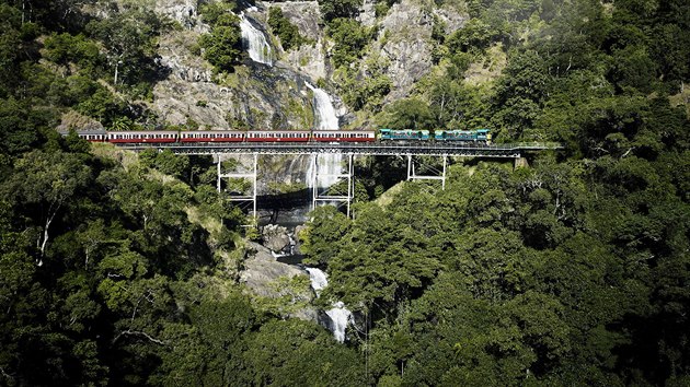 Kuranda. Od pobřeží Velkého bariérového útesu v queenslandském Cairns šplhá do... Kuranda. Od pobřeží Velkého bariérového útesu v queenslandském Cairns šplhá do...