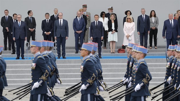 Prezident Emmanuel Macron pedsed slavnostn vojensk pehldce, vnovan letos pedevm zdravotnkm bojujcm s koronavirovou pandemi. (14. ervence 2020)