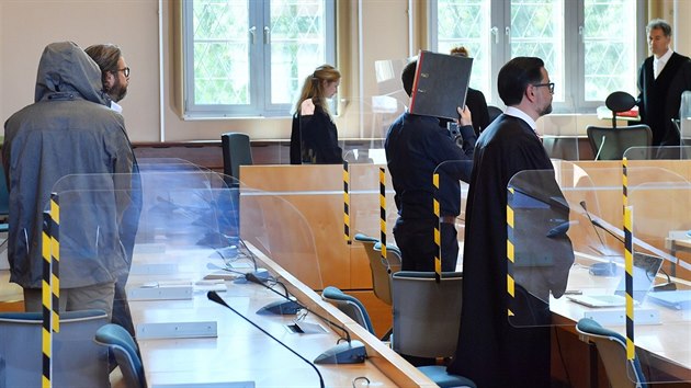 Dva nmet policist jdou do vzen kvli zneuit postaven veejnho initele. Mli toti sex s enou, jej doklady pedtm kontrolovali. Proti jejich inu ped budovou soudu v Erfurtu protestovaly ni destky lid. (13. ervence 2020)