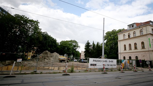 Politici i kontroloi upeli pozornost na stavbu domu spolenosti IMOS nedaleko Fakultn nemocnice u svat Anny v Brn.