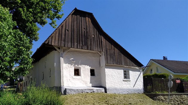 tflova chalupa pochzejc z 16. stolet je pkladem  stedovk vesnick architektury, by se v souasn dob nachz takka v centru Havlkova Brodu. Nrodn kulturn pamtkou je od roku 2010.