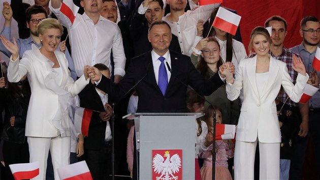 Polci volili prezidenta, prvn odhady favorizovaly souasnou hlavu sttu Andrzeje Dudu. (12. ervence 2020)