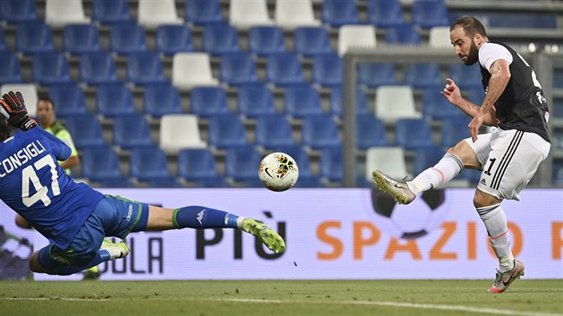 Gonzalo Higuain (vpravo) z Juventusu stl gl v duelu se Sassuolem.
