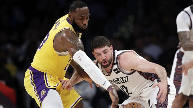 LeBron James (vlevo) z LA Lakers a Joe Harris z Brooklynu v souboji o m