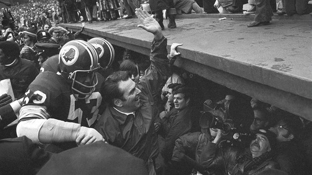 Rok 1972: trenr George Allen mv fanoukm  Washington Redskins, v zdech m Harolda McLintona.