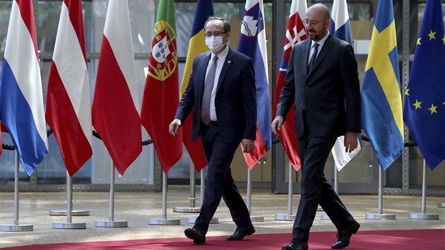 Kosovsk premir Avdullah Hoti (vlevo) je vtn v Bruselu pedsedou Evropsk rady Charlesem Michaelem. (25. ervna 2020)