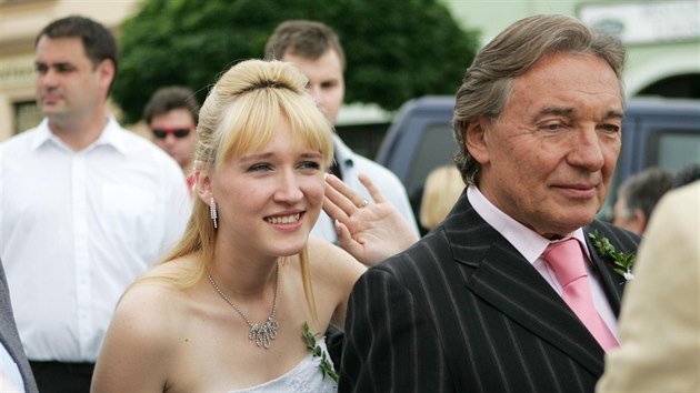 Karel Gott a jeho dcera Lucie v jej svatebn den (Jlov u Prahy, 3. ervna 2008)