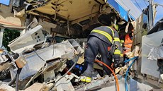 Osobní (na snímku) a nákladní vlak, které se srazily 14. července večer na... Osobní (na snímku) a nákladní vlak, které se srazily 14. července večer na...