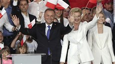 Polský prezident Andrzej Duda zdraví se svou ženou své příznivce ve svém... Polský prezident Andrzej Duda zdraví se svou ženou své příznivce ve svém...