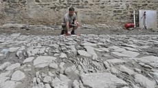 Podle archeologů není vyloučeno, že po dlažbě kráčel tehdejší majitel hradu... Podle archeologů není vyloučeno, že po dlažbě kráčel tehdejší majitel hradu...