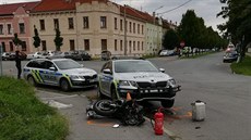 Při havárii došlo ke střetu motocyklu s policejním vozidlem. Motocyklista... Při havárii došlo ke střetu motocyklu s policejním vozidlem. Motocyklista...