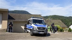 Německá policie pátrá po muži, který sebral služební zbraně policejní hlídce a... Německá policie pátrá po muži, který sebral služební zbraně policejní hlídce a...
