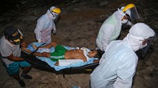 Zdravotníci transportují chlapce nakaženého covidem-19 z oblasti Loreto v Peru.... Zdravotníci transportují chlapce nakaženého covidem-19 z oblasti Loreto v Peru....