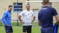 Fotbalisté Slovácka zahájili letní přípravu. Zleva stojí Milan Petržela a... Fotbalisté Slovácka zahájili letní přípravu. Zleva stojí Milan Petržela a...